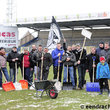 De supporters maken op 24 maart 2013 het veld sneeuwvrij voor de komst van leider Oostende waarin ref Nzolo een hoofdrol opeist